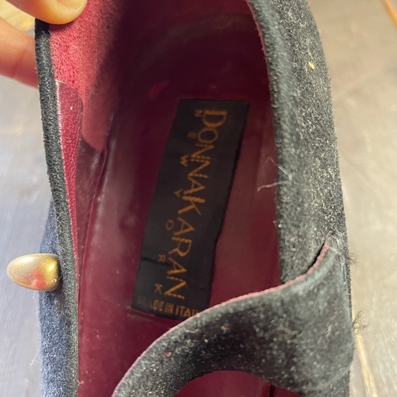 Vintage Donna Karan heels 
Black suede with a brass closure - Picture 3 of 4